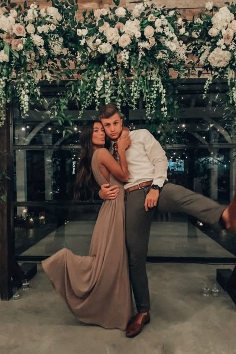 Couples Prom, Prom Tips, Prom Pictures Couples, Prom Picture Poses, Pictures Couples, Prom Photoshoot, Prom Couples, Champagne Prom Dress, Prom 2020