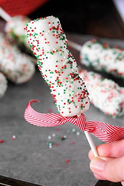 Christmas White Chocolate, Quick Christmas Dessert, Chocolate Bark Christmas, The Kitchen Is My Playground, Crunchy Food, Chocolate Dipped Pretzel Rods, Dipped Pretzel Rods, Chocolate Dipped Marshmallows, Chocolate Dipped Treats