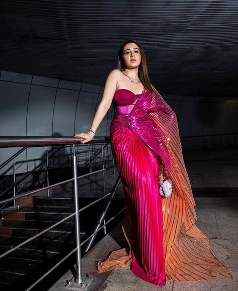 ENSEMBLE on Instagram: “#ENSEMBLEOnline Sanjana Batra looks glamourous in this #AmitAggarwal drape that she has styled with minimal accessories to add a touch of…” Amit Aggarwal Saree, Sanjana Batra, Roka Outfits, Amit Aggarwal, Saree Embroidery, Minimal Accessories, Embroidered Bodice, Indian Couture, Hand Molding