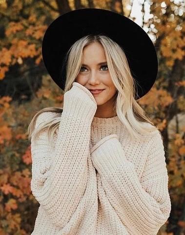 Fall Photoshoot Outfits, Dahlia Black, Gigi Pip, Fall Pics, Fall Shoot, Fall Portraits, Senior Photo Outfits, Winter Travel Outfit, Pose Fotografi