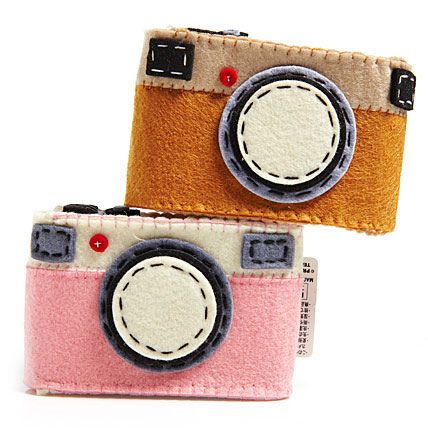 felt camera case Felt Camera, Camera Pouch, Felt Keychain, Sew Zipper, Felt Crafts Diy, Camera Case, Crafty Craft, Felt Ornaments, Felting Projects