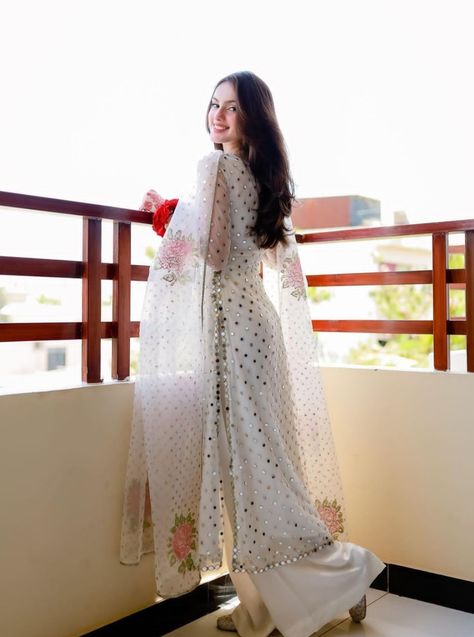 White Traditional Dress Indian, White Suits For Women Classy, Pose Women, Style Outfits Summer, Plazo Suits, Trending Summer Nails, Summer Vibes Aesthetic, Chiffon Suit, Aesthetic Summer Outfits