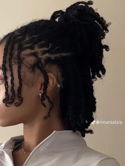 Small Locs Black Women Styles, Hairstyles For Locs For Women Short, Styles For Short Locs For Women, Cabello Afro Natural, Short Natural Hair, Short Locs Hairstyles, Quick Natural Hair Styles, Natural Hair Twists, Mini Twists