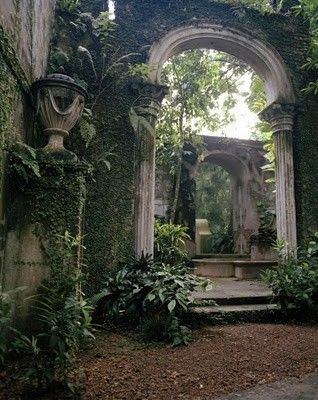 Eye For Design: Secret Gardens and Other Favorite Things. Interior and Exterior Design Inspiraton بيوت ملكية, Secret Gardens, Have Inspiration, The Secret Garden, Formal Gardens, Garden Gate, Mini Golf, Garden Gates, Magical Places