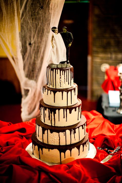 Our wedding cake.  Complete with Frankenstein & his Bride cake topper. 10-31-09 Bride Of Frankenstein Cake, Witchy Cake, Frankenstein Wedding, Horror Cakes, Ideas Casamiento, Horror Cake, Bride Cake Topper, Bride Cake, Dark Things