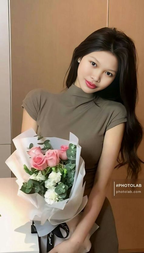 How To Pose With Bouquet Of Flowers, How To Pose With Bouquet, Holding Flower Bouquet Pose, Bouquet Of Flowers Pose Ideas, Pose Holding Flowers, Photoshoot With Flowers Bouquets, Holding Bouquet Reference, Holding Flowers Pose Reference Drawing, Holding A Flower Pose