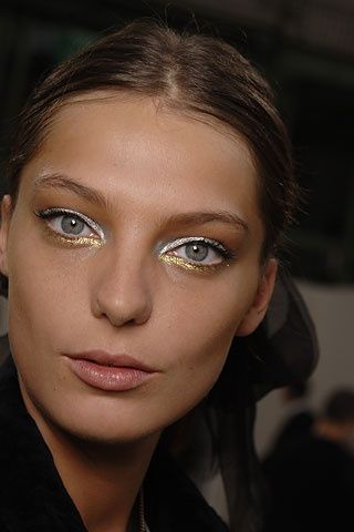 Silver Eyeshadow Looks, Makeup Runway, Daria Werbowy, Scene Makeup, Silver Eyeshadow, Metallic Eyes, Runway Makeup, Smoky Eyes, Gold Eyeshadow