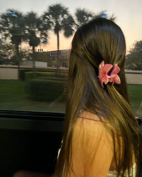 Hawaii Flower Clip, Island Vacation Hairstyles, Hawaiian Flower Hair Clip, Hawaiian Flower Claw Clip, Hawaiian Flower In Hair, Flower Claw Clip Hairstyles, Flower Clip Hairstyles, Hawaiian Flower Clip, Hawaii Flower Hair