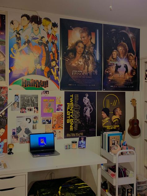 Anime Themed Apartment, Star Wars Aesthetic Bedroom, Star Wars Gallery Wall, Geek Wall Decor, Star Wars Room Decor Aesthetic, Star Wars Dorm Room, Star Themed Room Aesthetic, Star Wars Bedroom Aesthetic, Star Wars Nerd Room