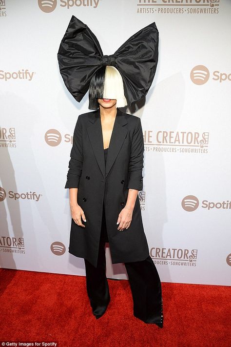 Erik Anders Lang, Singers Costumes Ideas, Sia Costume, Casual Halloween Costumes, Sia And Maddie, Pop Star Costumes, Sia Furler, Singer Costumes, Celebrity Costumes