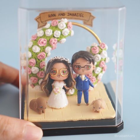 POV: turn your wedding picture into a diorama 🥰 this was made as an anniversary gift ❤️ #handmade #airdryclay #miniature #miniatureclay #custommade #customorder #giftideas #anniversarygiftideas #weddingdiorama #anniversarygift Anniversary Svg, Clay Workshop, Anniversary Crafts, Clay Material, Wedding Gifts For Bride And Groom, Anniversary Gift Ideas, Diy Wedding Gifts, Svg Images, Bronze Mirror