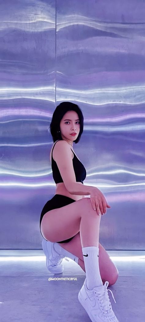 wallpapers ; aesthetic ; solar ; kim yongsun Momo Hot, Korean Pop Stars, Solar Mamamoo, Kpop Girl Bands, Green Midi Dress, Short Mini Dress, Curvy Girl Fashion, Curvy Girl Outfits