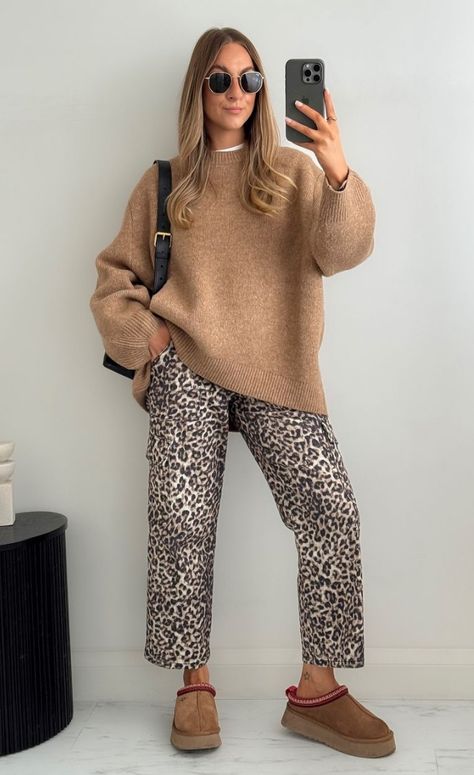 Fall Casual Outfits Women Work, Leopard Print Jeans Outfit Winter, Dutch Outfits Street Styles, Ladies Fashion 2024, Leopard Print Pants Outfits, Fall Errands Outfit, Cheetah Jeans Outfit, Boho Winter Outfits Bohemian, Knitted Pants Outfit