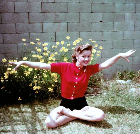 Debbie Reynolds Eddie Fisher, Rare Historical Photos, Debbie Reynolds, Yoga Photos, Carrie Fisher, Yoga Girl, Vintage Hollywood, Vintage Beauty, Classic Hollywood