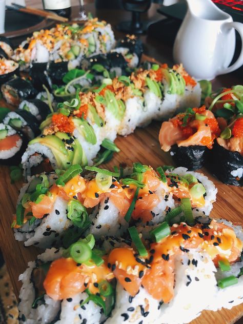 Platter Aesthetic, Fancy Sushi, Sushi Buffet, Sushi Platter, Dream Food, Food Inspo, Kitchen Scissors, Sushi Rolls, Diy Food