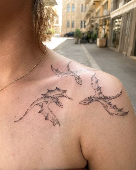 Cute Tattoos Dragon, One Line Dragon Tattoo, Caller Bones Tattoo, Dragon Tattoo Collarbone, Puff The Magic Dragon Tattoo, Collar Bone Dragon Tattoo, Dragon On Shoulder Tattoo, Dragon Tattoo Collar Bone, Dragon Line Art Tattoo