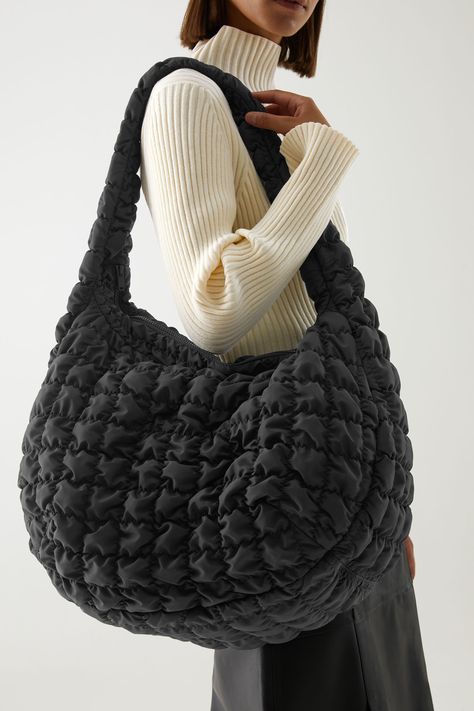 RECYCLED POLYESTER QUILTED OVERSIZED SHOULDER BAG - Black - Bags - COS FR Quilted Oversized Shoulder Bag, Puffy Quilted Bag, Oversized Bag Outfit, Cos Quilted Bag Outfit, Big Bag Aesthetic, Quilted Bag Outfit, Cos Quilted Bag, Puffy Bags, Quilting Bag