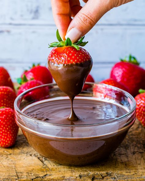 Choc Dipped Strawberries, Dipping Strawberries In Chocolate, How To Make Dipping Chocolate, Make Chocolate Syrup, Strawberry Chocolate Dipped, Strawberry Dipped In Chocolate, Strawberries In Chocolate, Make Chocolate Covered Strawberries, Chocolate Covered Strawberry Recipe