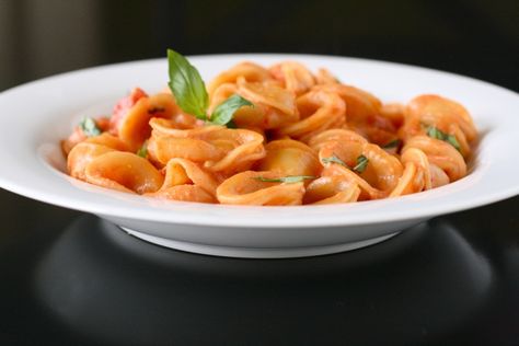 Homemade Vodka Sauce, Pasta And Sauce, Pasta Alla Vodka, Vodka Sauce Pasta, Penne Alla Vodka, Vodka Pasta, Alla Vodka, Tortellini Pasta, Vodka Recipes