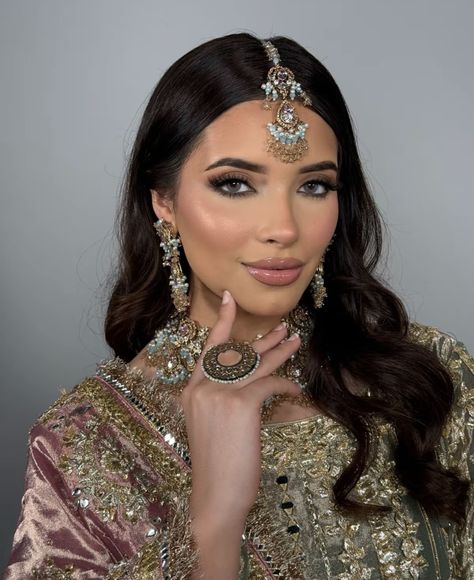 Asian Bridal Makeup Pakistani, Makeup Look For Wedding Guest Indian, Desi Wedding Guest Makeup, Arab Bridal Makeup, Soft Glam Makeup Indian, Mehndi Makeup Look, Party Makeup For Indian Wedding, Desi Wedding Makeup, Punjabi Bridal Makeup