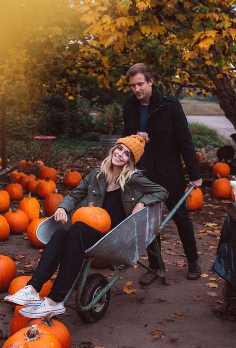 Fall Date ideas - Pumpkin patch Pumpkin Patch Photography, Fall Couple Pictures, Pumpkin Patch Photoshoot, Fall Couple Photos, Pumpkin Patch Pictures, Blogger Poses, Acacia Brinley, Fall Couple, Pumpkin Patch Outfit