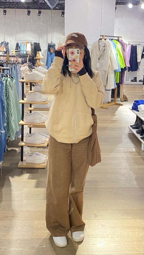 Brown Dressing Pants Outfit, Brown Trouser Pants Outfit, Baggy Brown Pants Outfit, Beige Baggy Pants Outfit, Brown Baggy Pants Outfit, Beige Cargo Pants Outfit Winter, Cream And Brown Outfits, Brown And Beige Outfit, Beige Wide Leg Pants Outfit