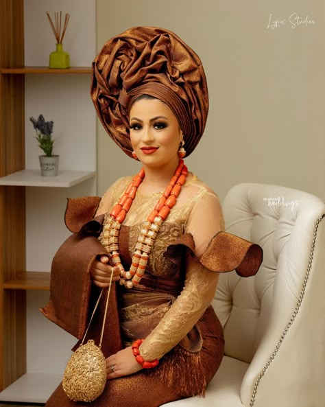 Asooke Styles For Brides, Autogele Styles, Lace Blouse Styles, Gele Styles, Native Outfits, Aso Ebi Style, Stylish Naija, Bride Pictures, African Traditional Wedding