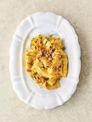 Get organised with this batch-cook beauty – Jamie’s British Bolognese made with pale ale and Cheddar cheese. And a great little pasta trick you won't want to miss… Bolognaise Sauce, Pasta Bolognese Recipe, Jaime Oliver, Pasta Ravioli, Bolognese Pasta, Comfort Pasta, Pasta Bolognese, Bolognese Recipe, Tv Chefs