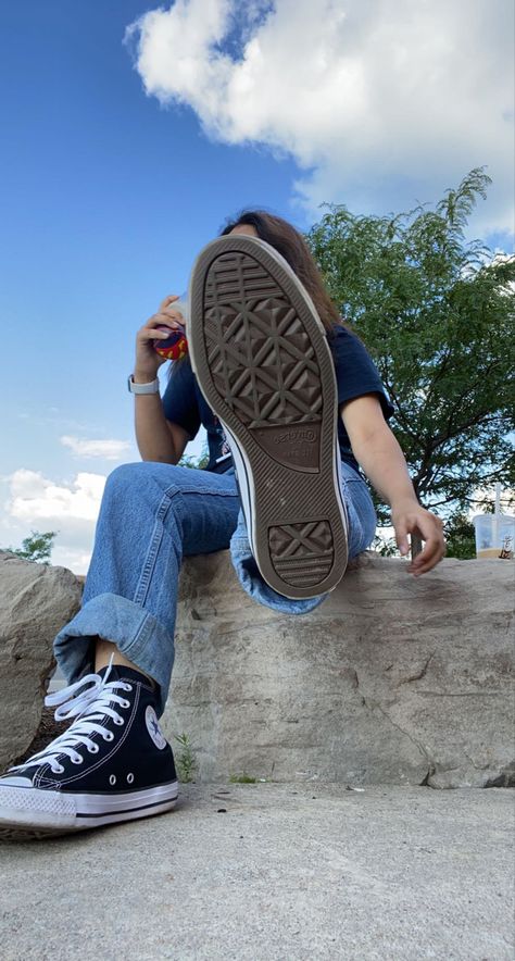 Converse Campaign Photography, Slip On Converse Outfit, Converse Shoes Photography, Shoe Poses Instagram, Shoes Poses Photo Ideas, Converse Aesthetic Vintage, Converse Campaign, Converse Photoshoot, Fits With Converse