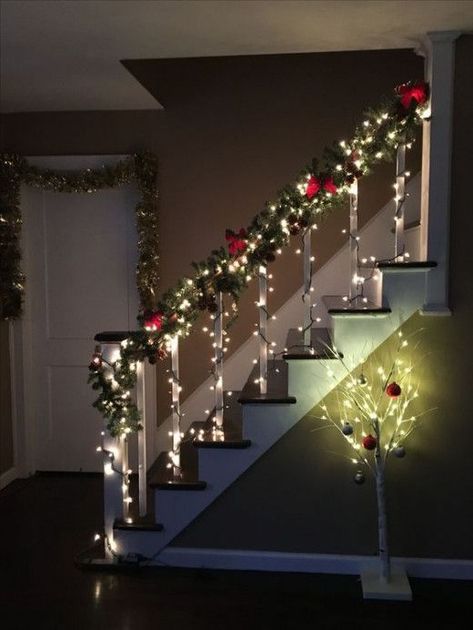 Christmas Ideas For The Home Cozy, Christmas Stair Case Decor, Christmas Decor Ideas For Stairs, Decoracion Escaleras Navidad Ideas, Christmas Decor Ideas For Staircase, Christmas Hall Decorations, Christmas Stairs Decor, Christmas Decor Ideas Staircase, Christmas Decor Stairs