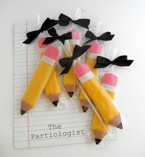 Pencil Cookies, School Sugar Cookies, Teacher Cookies, Back To School Cookies, School Cookies, Graduation Cookies, School Treats, Pretty Cookies, Fancy Cookies