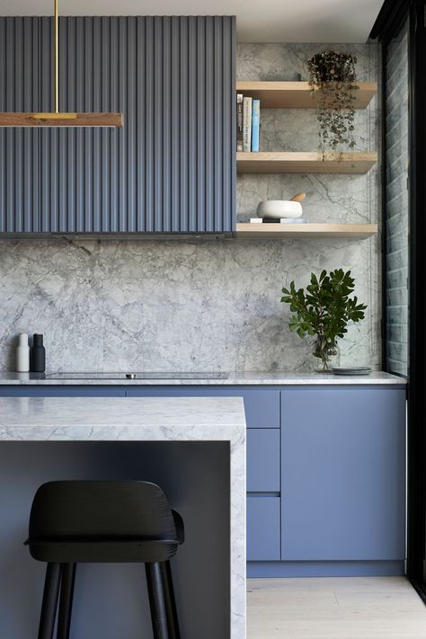 Kitchen Ideas - Blue-grey cabinets have been combined with marble, to create  a modern and eye-catching kitchen. #KitchenIdeas #BlueKitchen #GreyKitchen #KitchenDesign Grey Blue Kitchen, Model Dapur, Kabinet Dapur, Modern Renovation, Blue Cabinets, Kitchen Room Design, Grey Cabinets, Interior Modern, Kitchen Trends