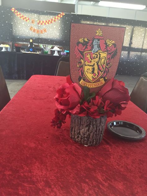 Harry Potter Wedding Centerpieces, Harry Potter Centerpiece, Harry Potter Centerpiece Ideas, Hogwarts Food, Harry Potter Graduation, Hp Wedding, Harry Potter Shower, Harry Potter Bridal Shower, Harry Potter Christmas Decorations