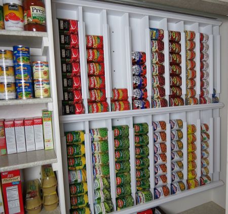 Got too many cans? Then create this functional rotating, dispenser for them in your pantry. Requires a little DIY, but it doesn't look so difficult and even the most novice of handyman or woman can make it. Diy Storage Projects, Casa Clean, Organized Pantry, Canned Food Storage, Creative Storage Solutions, Can Storage, Food System, Diy Cans, Creative Storage