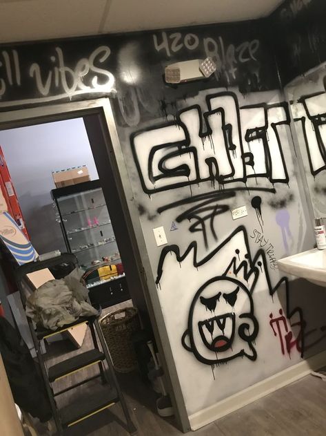 Trash Art, Tarot Readings, The Empress, Graffiti, Instagram Profile, Mirror, Wall, Instagram