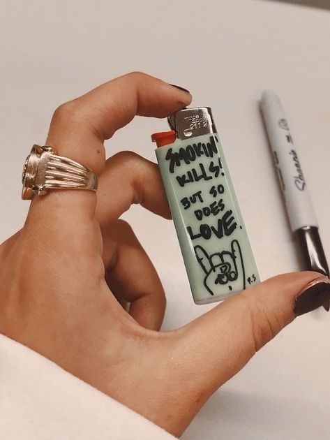 Aesthetic Lighter Picture, Doodles On Lighter, Lighter Ideas Diy, Lighter With Quotes, Lighter For Boyfriend, Lighters Decorated Diy, Lighter Design, Lighter Art, Rauch Fotografie