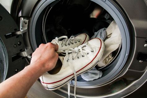 How To Wash Shoes, Folding Towels, Oxygen Bleach, Washing Soda, Diy Upcycling, Mesh Laundry Bags, Laundry Products, Makeup Stain, Laundry Hacks