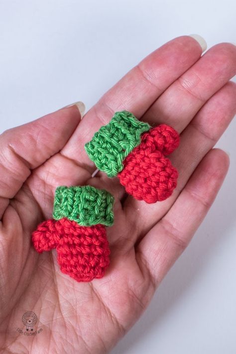 Mini Mittens ornament free crochet pattern Crochet Mini Mitten Ornament, Tree Applique Pattern, Easy Crochet Christmas Tree, Crochet Bells, Easy Crochet Christmas, Christmas Applique Patterns, Christmas Tree Applique, Tree Applique, Quick Crochet Gifts