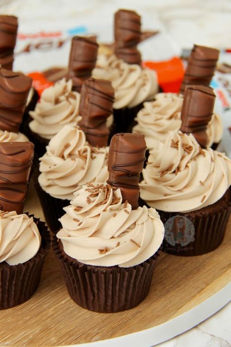 Kinder Bueno Cupcakes! - Jane's Patisserie Nutella Fudge, Janes Patisserie, Nutella Cupcakes, Kek Lapis, Oreo Cupcakes, Chocolate Buttercream Frosting, Cupcake Flavors, Chocolate Buttercream, Sweet Chocolate