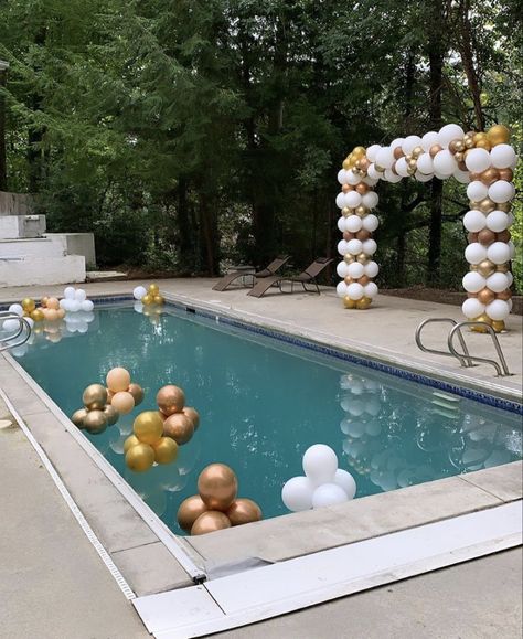 30th Birthday Pool Party Decor, Ballon’s In Pool, Ballons In Pool Ideas, Pool Birthday Decor, Pool Decor Party, Swimming Pool Decorations Party, Balloon In Pool Decoration, Pool Balloons Decorations, Birthday Pool Decorations