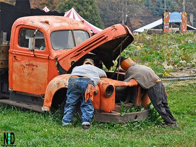 Scarecrow Ideas For Fall https://www.nikkilynndesign.com/2016/10/scarecrow-ideas-for-fall.html/ Scarecrow Ideas, Scarecrow Festival, Scarecrows For Garden, Fall Scarecrows, Old Truck, Happy Fall Y'all, Old Farm, Halloween Outdoor Decorations, Old Trucks