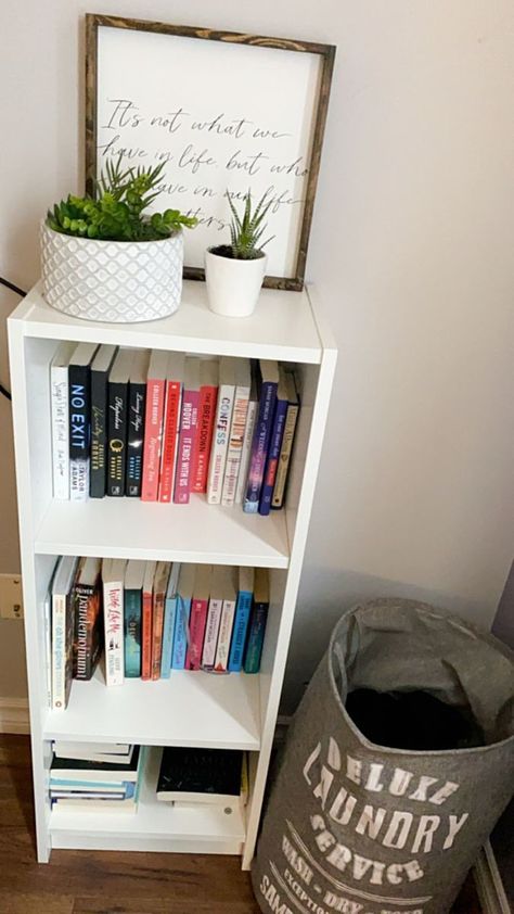 White Small Bookshelf, Book Shelf Ideas For Small Room, Mini Bookshelf Ideas, Small Bookshelf Ideas Bedrooms, Small Book Shelf Ideas, Bookshelves For Small Spaces Bedroom, Creative Bookshelves For Small Spaces, Small Bedroom Bookshelf, Small Bedroom Bookshelf Ideas