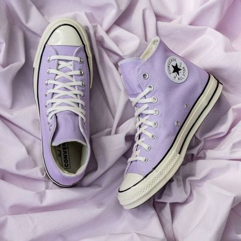 Converse Light Purple, Light Purple Shoes Outfit, Converse Shoes Purple, Converse Lila, Light Purple Converse, Light Purple Shoes, Purple Shoes Outfit, Pastel Converse, Lilac Converse