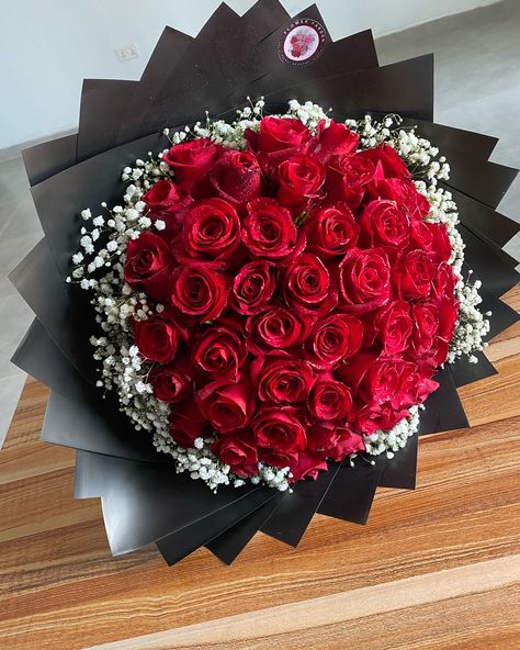 50 roses bouquet 💐 🌹🌹🌹 Contact us today 0539151221 50 Rose Bouquet, 50 Roses Bouquet, Creative Gift Wraps, Gift Wraps, Roses Bouquet, Rose Bouquet, Creative Gifts, Contact Us, Roses