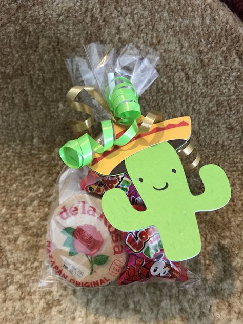 Cinco De Mayo Goodie Bags with Mexican candy Mexican Theme Party Favors Gift Bags, Mexican Party Goodie Bags, Mexican Candy Party Favors, Mexican Candy Bags Ideas, Mexican Mothers Day Gifts Diy, Mexican Goodie Bags, Cinco De Mayo Gifts For Work, Fiesta Goodie Bags, Mexican Party Favors