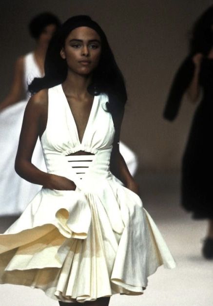 Runway archives via stillstill_archive on instagram Gemini Mood, 90s High Fashion, Black Supermodels, 90s Early 2000s Fashion, Alaia Dress, Style Council, Azzedine Alaïa, Early 2000s Fashion, Azzedine Alaia