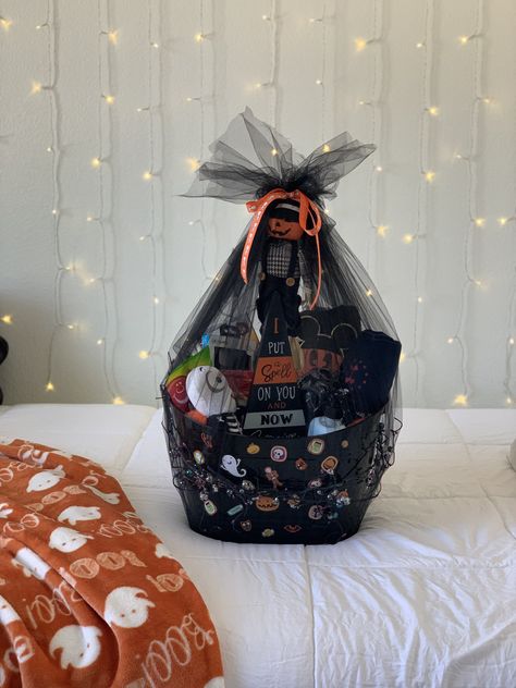 Halloween Snack Basket, Guy Spooky Basket, Halloween Basket Ideas For Adults, Birthday Spooky Basket, Spooky Basket Aesthetic, Spooky Birthday Basket, Mini Spooky Basket, Halloween Birthday Gift Ideas, Spookie Baskets