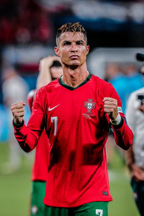 Cristiano Ronaldo Profile, Ronaldo Profile, Cr7 Portugal, Young Ronaldo, Real Madrid Wallpaper, Soccer Wallpaper, Liverpool Football Club Wallpapers, Ronaldo Portugal, Cristiano Ronaldo Portugal