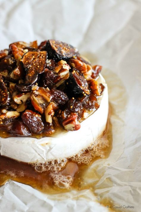 BAKED BRIE with figs, dates, golden raisins, pecans & maple is an easy to make and delicious appetizer recipe. Great for parties! Baked Brie Recipes, Brie Recipes, Fig Recipes, Delicious Appetizer Recipes, Golden Raisins, Baked Brie, Yummy Appetizers, Appetizers For Party, Pecans