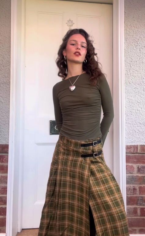 Kilt Women Outfits, Kilt Outfits, Autumn Outfit, Mode Inspiration, Kilt, Fall Winter Outfits, Types Of Fashion Styles, Long Skirt, Autumn Winter Fashion